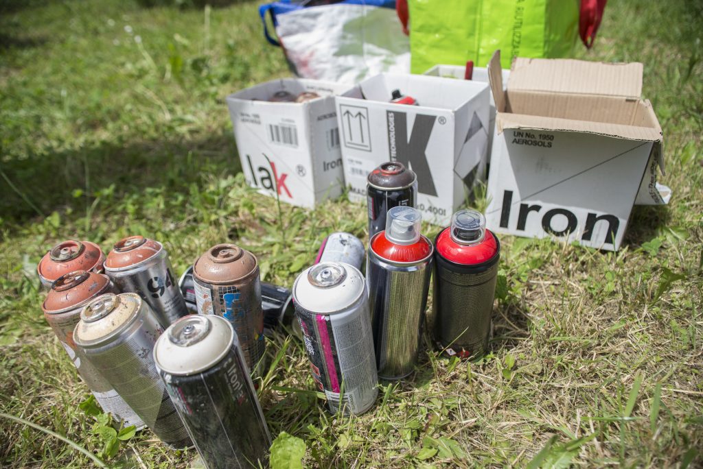 Spray Paint Metal Chairs How To, DIY, Dining Room, Wrought Iron Picky