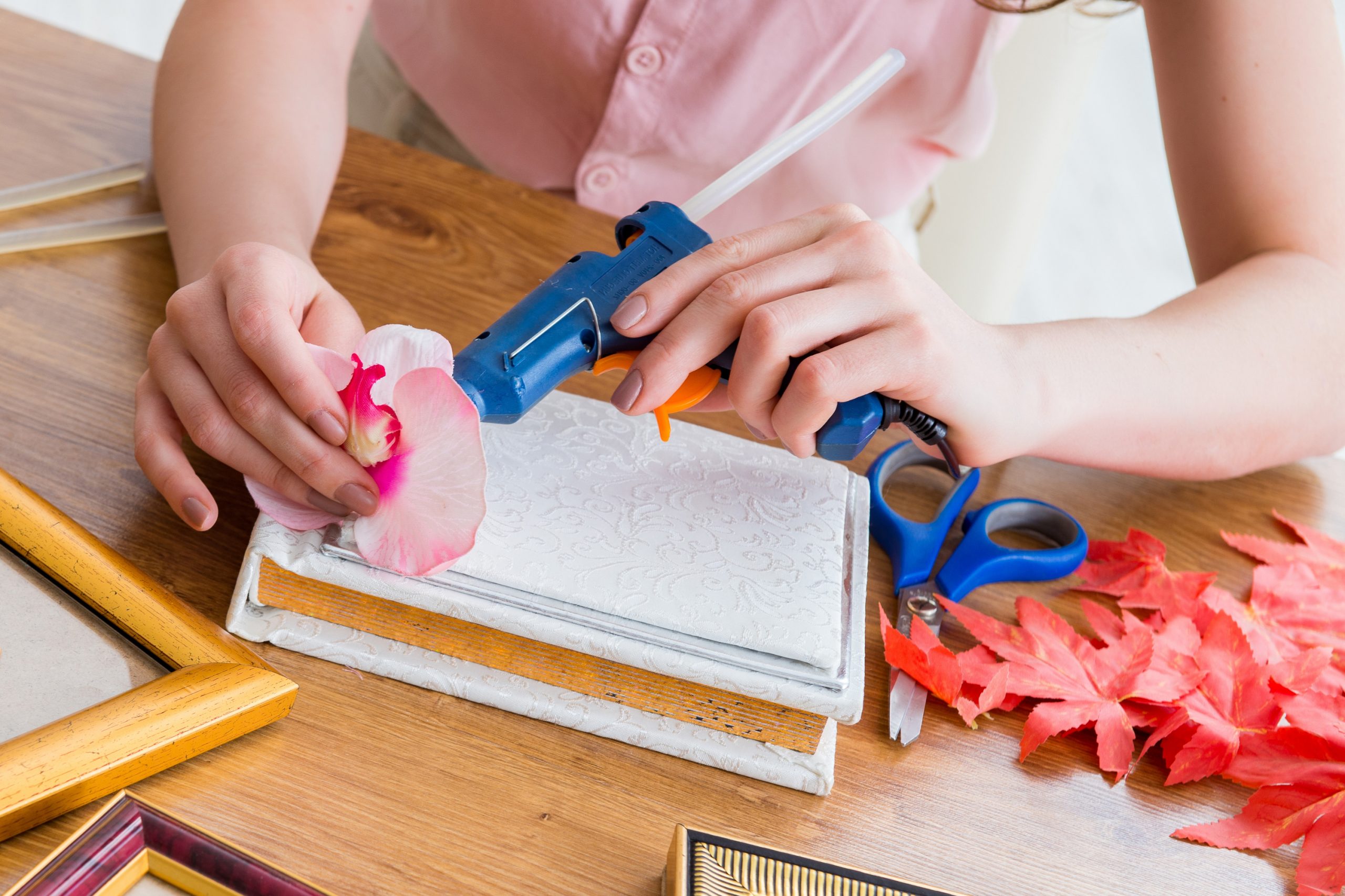 Do you have a lot of old picture frames laying around? Don't know what to do with them? We have the best ways to recycle picture frames for you to try out. 