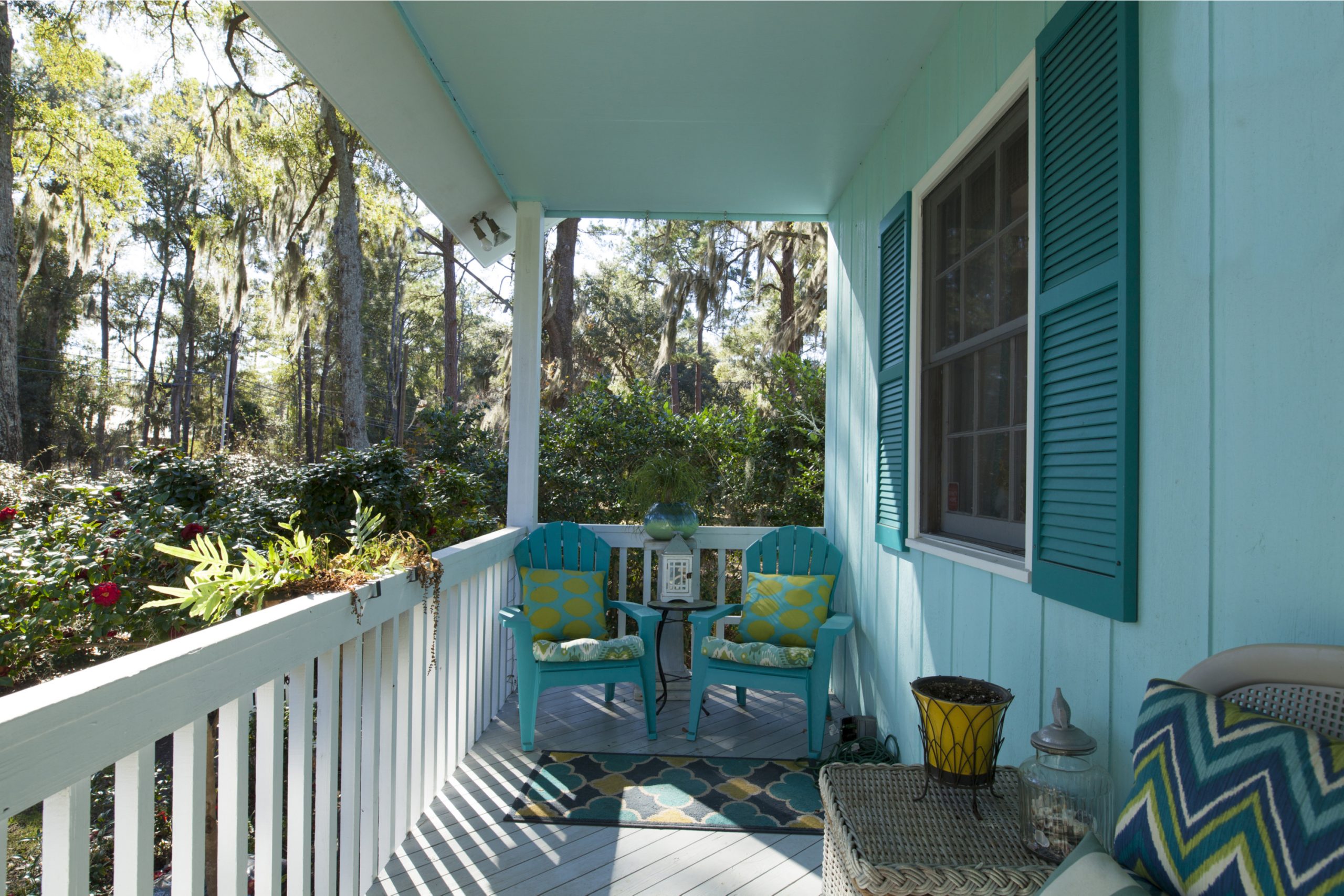 rugs are great front porch decor ideas