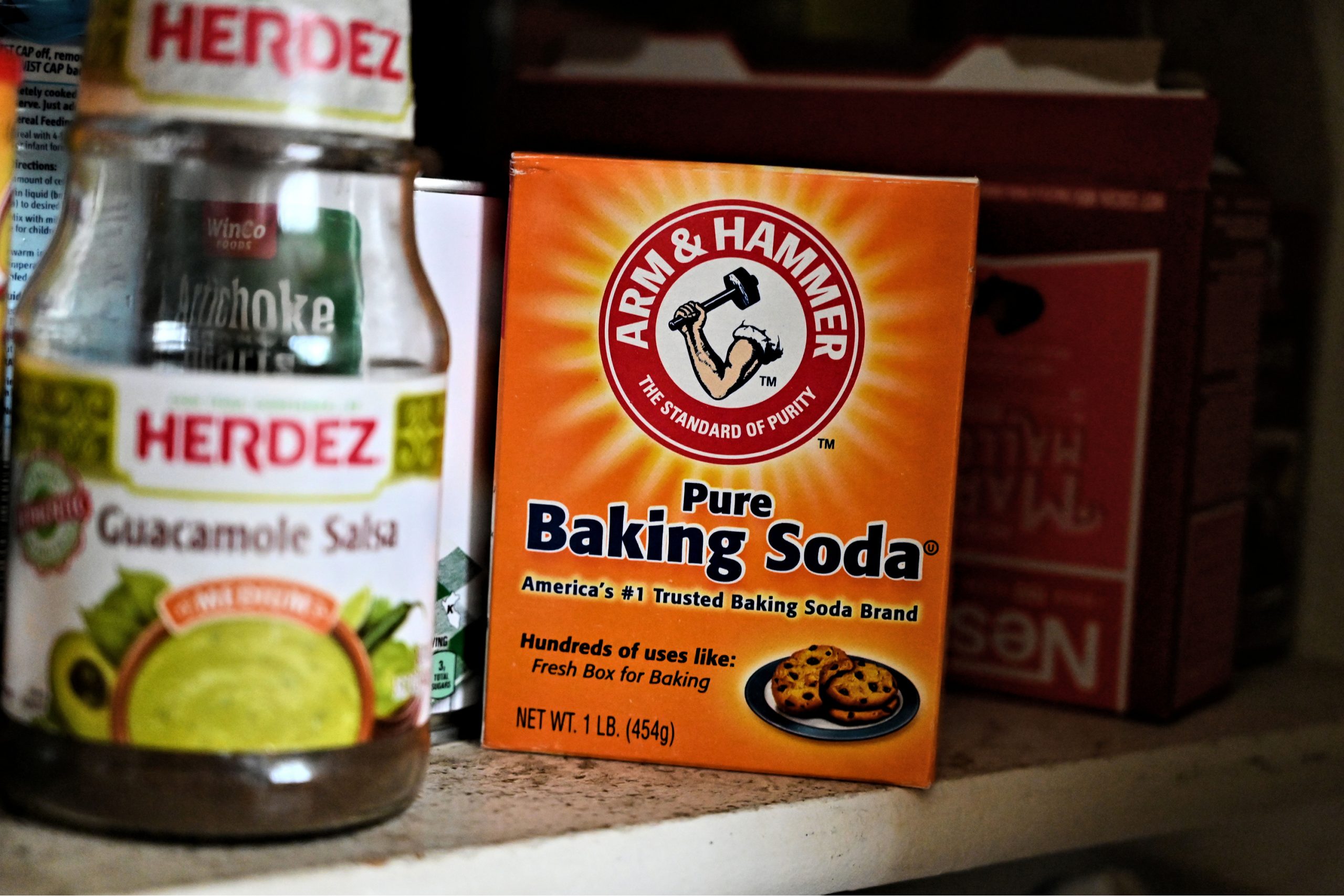 Do you love using baking soda around your house? If you do, you need to try these baking soda uses for your yard! We even have baking soda uses for laundry to help keep your outdoor linens nice and clean. 