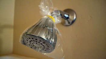 Shower hacks, shower tricks, bathroom organization, kitchen organization, popular pin, bathroom tips, cleaning hacks, bathroom cleaning hacks.