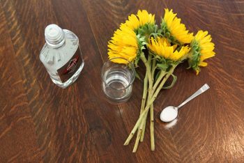 How to arrange flowers, flower arrangement tips, popular pin, DIY flower arrangement, DIY home decor, home decor hacks, easy DIY, easy home.