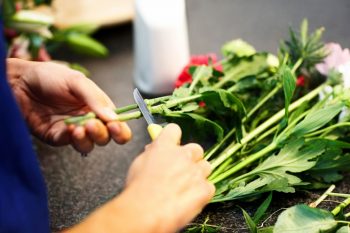 How to arrange flowers, flower arrangement tips, popular pin, DIY flower arrangement, DIY home decor, home decor hacks, easy DIY, easy home.