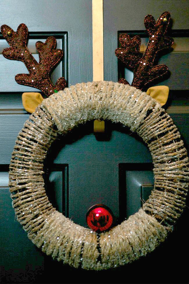 Christmas wreath, porch decor, holiday porch decor, holiday hacks, Christmas projects, popular pin, door decor.