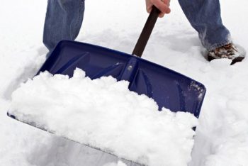 36-cold-weather-hacks-to-keep-you-cozy-this-winter-shovel-hack