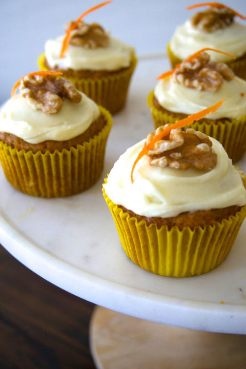 gallery-1438625303-delish-cupcakes-carrot-cream-cheese-1