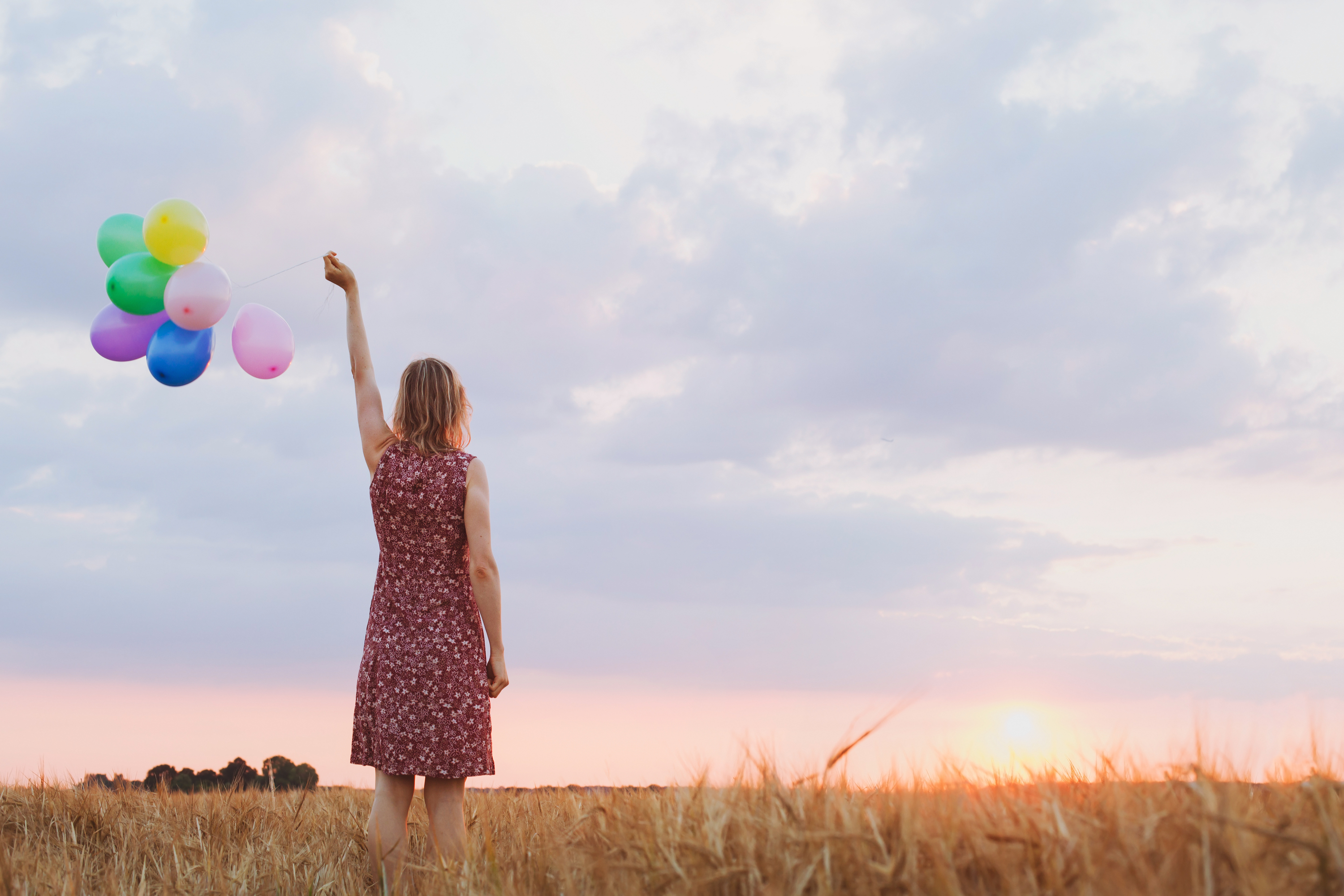 Feeling new start. Воздушный шарик в руке. Фото воздушный шарик в платочке. Let go Balloons.