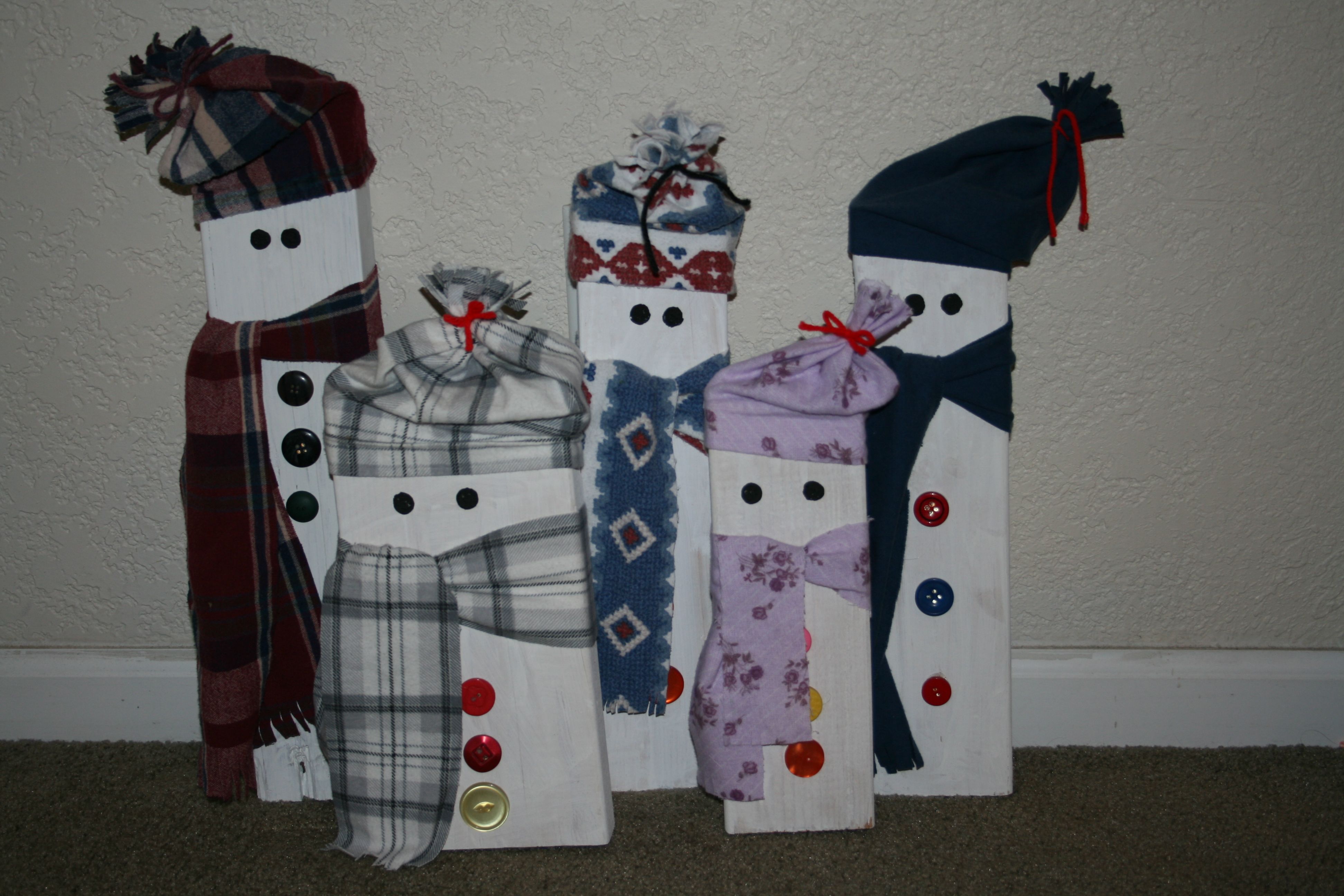 No Christmas decor is complete without snowmen. These DIY 2x4 Christmas decor ideas are so easy to make and will look so festive. 