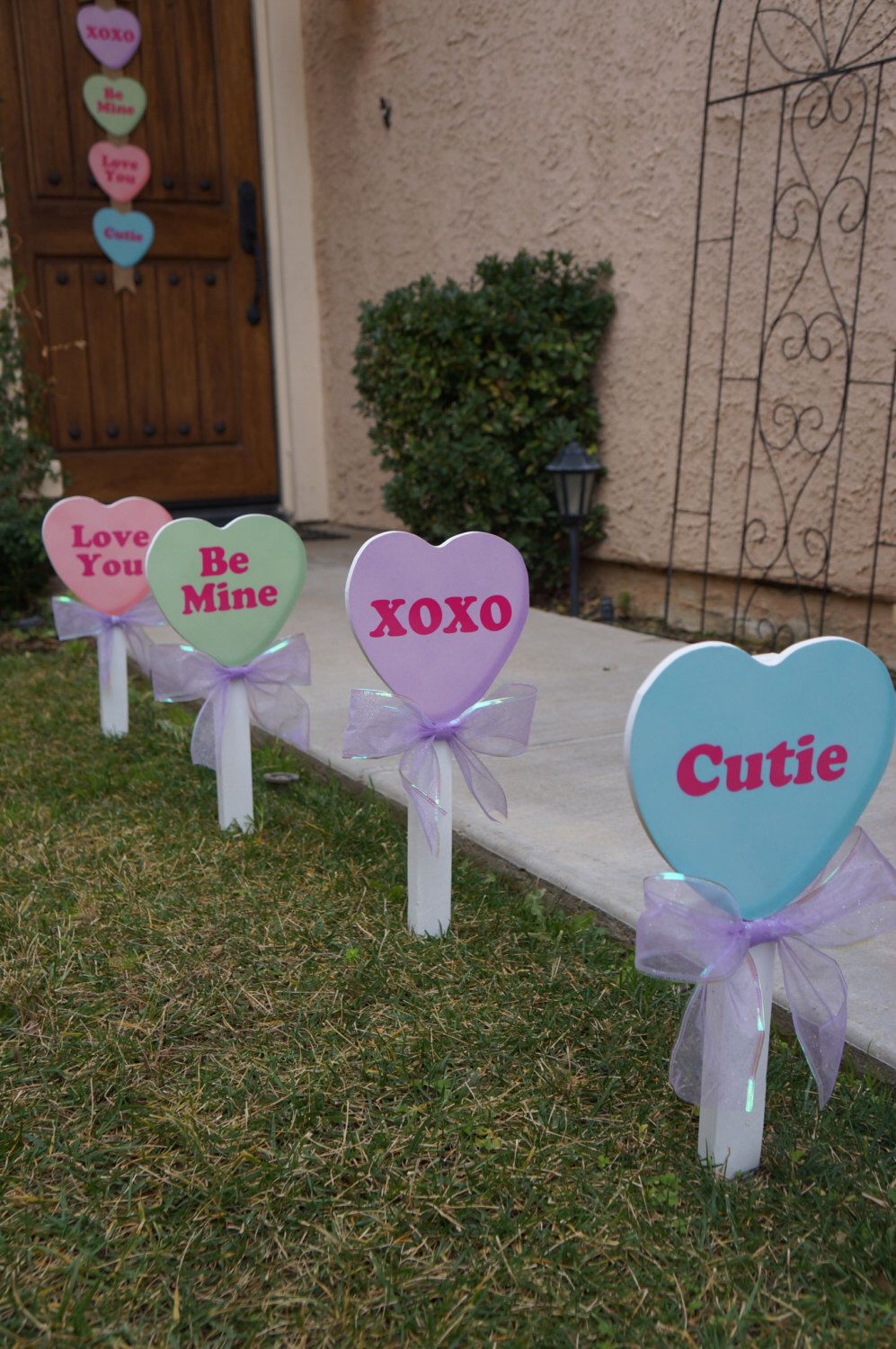 Valentine's Day is just around the corner. Check out these DIY Valentine's yard decor ideas. They will be the talk of the neighborhood. 