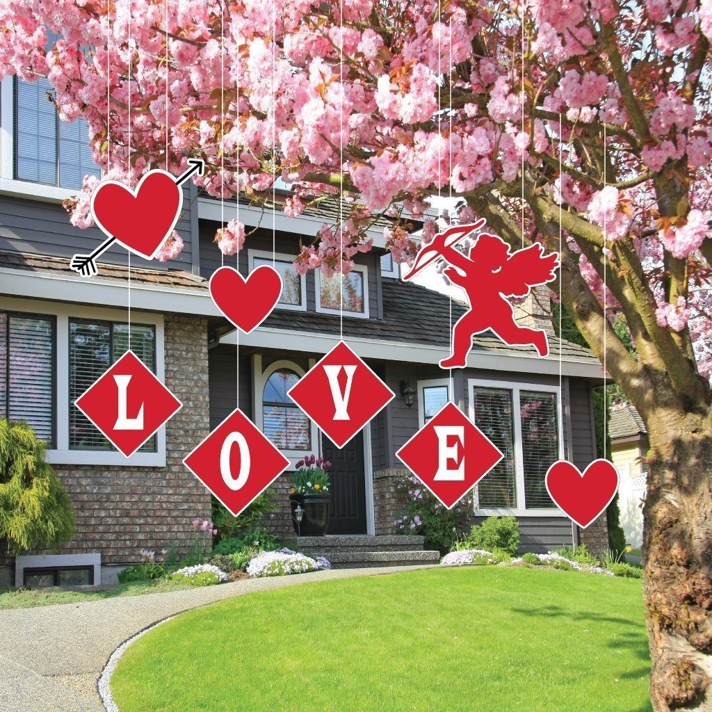 Valentine's Day is just around the corner. Check out these DIY Valentine's yard decor ideas. They are so cute and easy to make. 