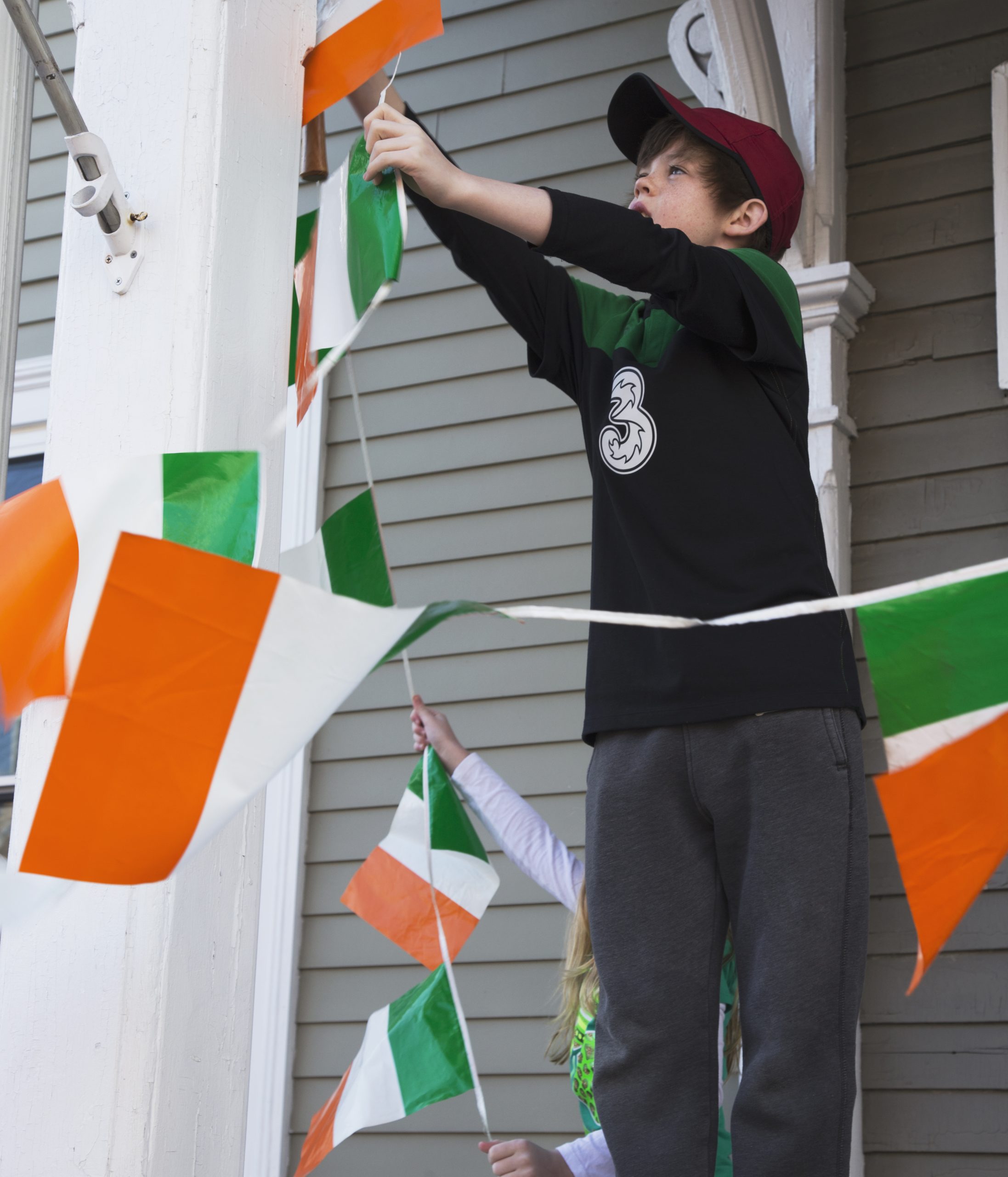 I like to have my porch completely decorated in the weeks leading up to St. Patrick's Day. I think it really helps everyone get in the festive mood. And it's easy to DIY some St. Patrick's Day porch decor! Look here for some amazing ideas! 