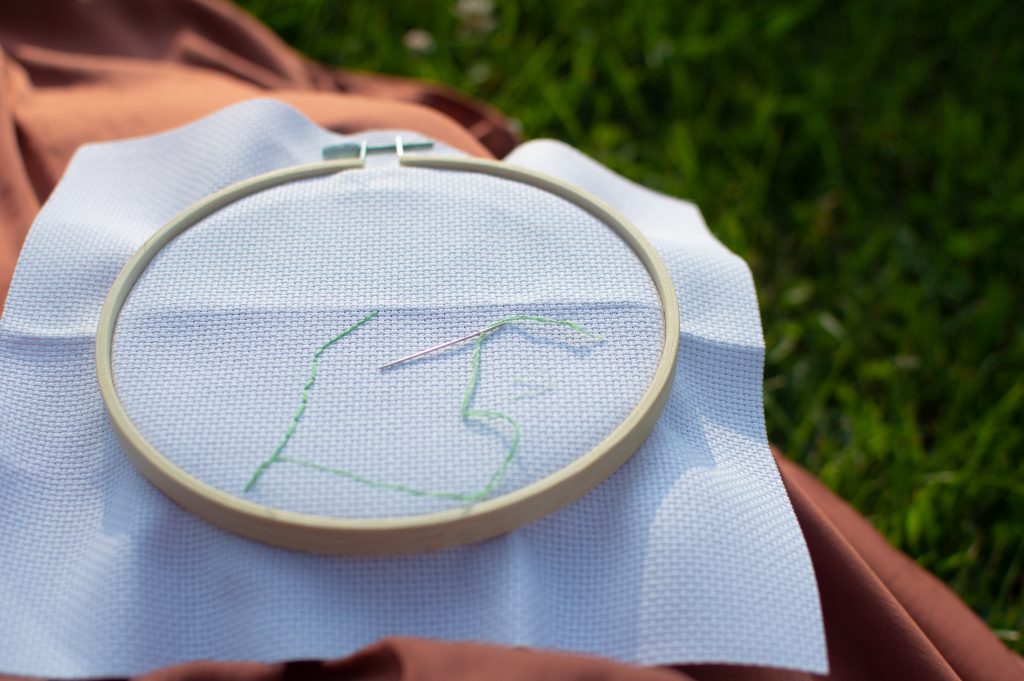 Embroidery is a great way to keep your mind active while you chill on the couch, watch a movie, or travel. It's pretty easy to learn, too, just check out these easy hand embroidery for beginners tips and tricks!