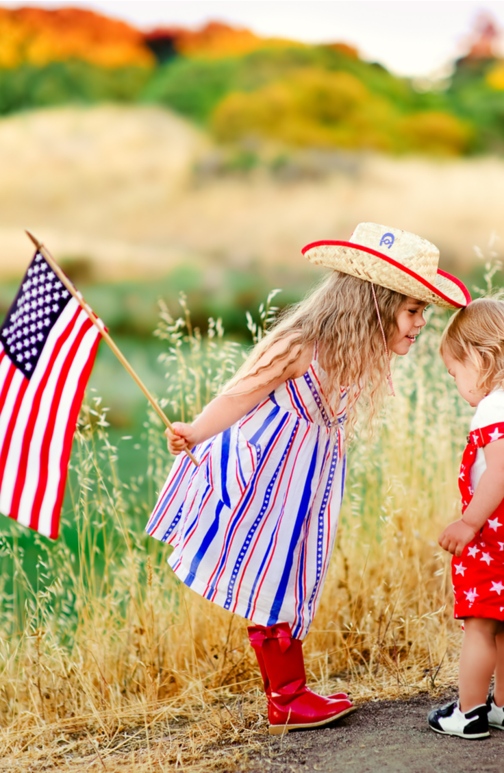 Summer is finally here and the 4th of July is right around the corner! Celebrate our independence with these incredible 4th of July crafts! These ideas are the best way to celebrate the holiday. You will love making these crafts! 