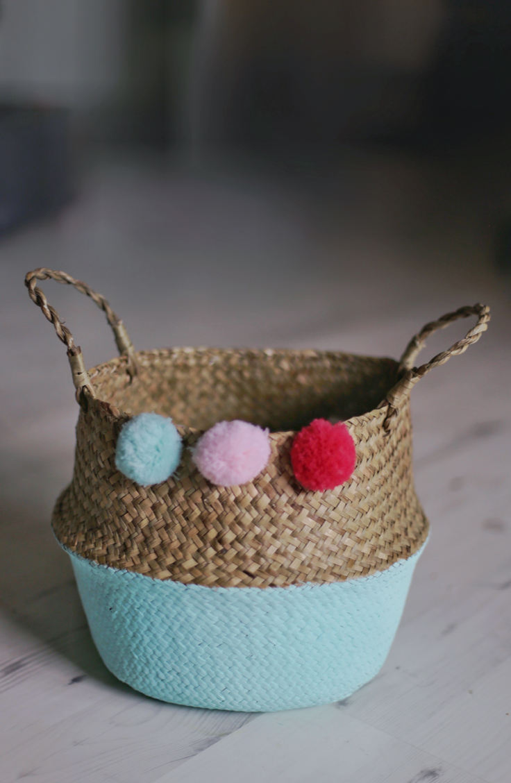 Keep your home organized and totally stylish with this easy tutorial for a boho DIY basket with pom poms. Believe it or not, this is such an easy DIY project that you could make more than one in no time at all. 